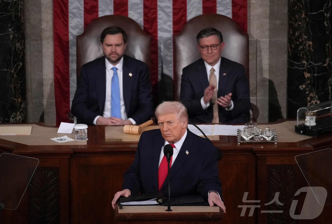 (워싱턴DC AFP=뉴스1) 이정환 기자 = 도널드 트럼프 미국 대통령이 24일(현지시간) 워싱턴 DC 미국 국회의사당 하원 회의장에서 2기 첫 국정연설을 하고 있다. 2026.0 …