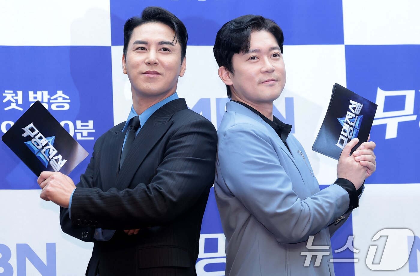 본문 이미지 - MC 장민호와 김대호(오른쪽)가 25일 서울 마포구 스탠포드호텔에서 열린 MBN 트롯 오디션 '무명전설-트롯 사내들의 서열전쟁'은 제작발표회에서 포즈를 취하고 있다. '무명전설'은 99인의 도전자들이 단 하나의 왕좌를 차지하기 위해 모든 것을 걸고 맞붙는 초대형 트롯 서바이벌이다. 2026.2.25 ⓒ 뉴스1 권현진 기자