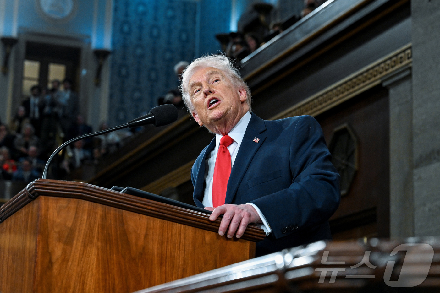(워싱턴DC 로이터=뉴스1) 이정환 기자 = 도널드 트럼프 미국 대통령이 24일(현지시간) 워싱턴 DC 미국 국회의사당 하원 회의장에서 2기 첫 국정연설을 하고 있다. 2026.0 …