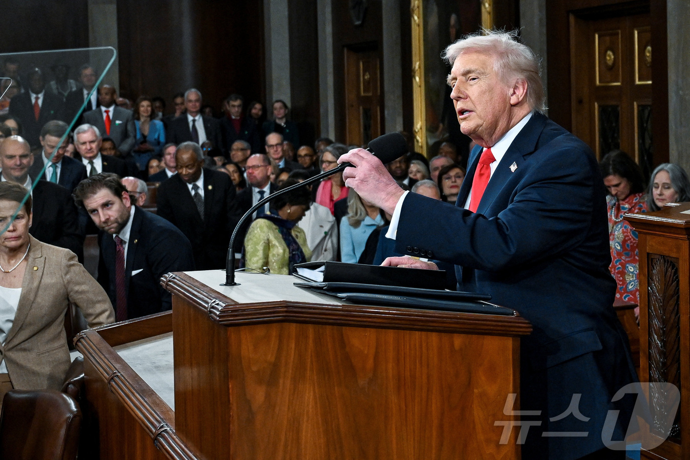 (워싱턴DC 로이터=뉴스1) 이정환 기자 = 도널드 트럼프 미국 대통령이 24일(현지시간) 워싱턴 DC 미국 국회의사당 하원 회의장에서 2기 첫 국정연설을 하고 있다. 2026.0 …
