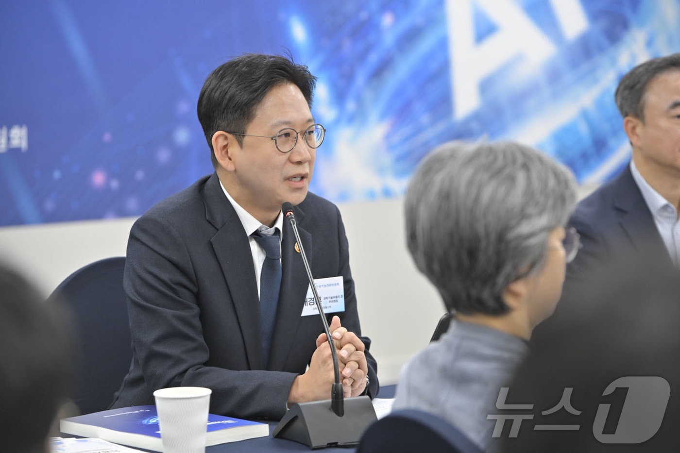 (서울=뉴스1) = 배경훈 부총리 겸 과학기술정보통신부 장관이 25일 오전 서울 중구 서울스퀘어에서 열린 국가인공지능전략위원회 제2차 전체회의에서 발언을 하고 있다. (과학기술정보 …