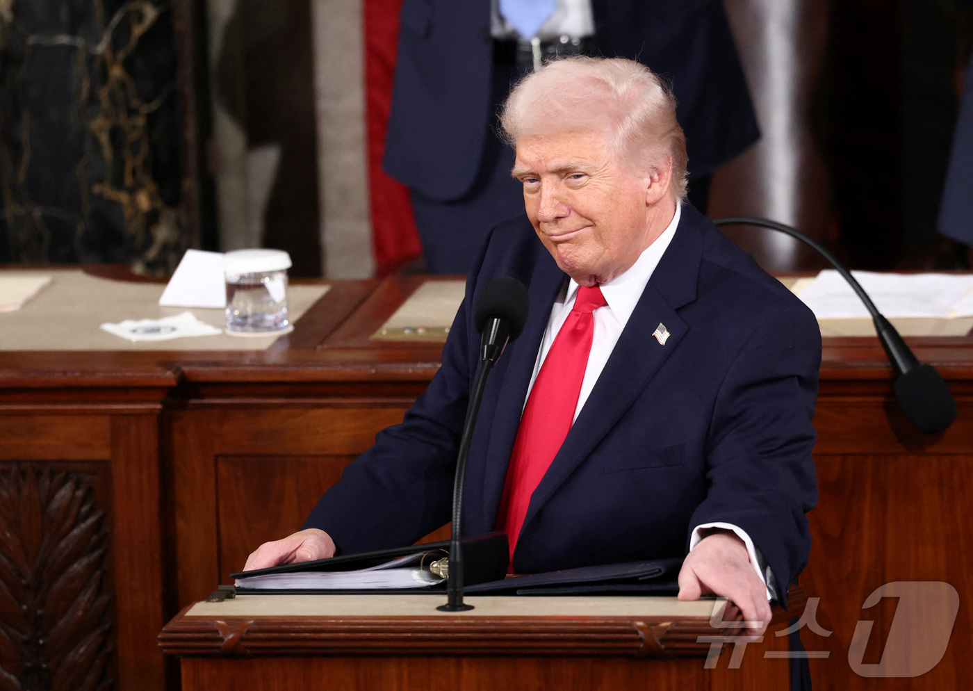 (워싱턴DC 로이터=뉴스1) 이정환 기자 = 도널드 트럼프 미국 대통령이 24일(현지시간) 워싱턴 DC 미국 국회의사당 하원 회의장에서 2기 첫 국정연설을 하고 있다. 2026.0 …
