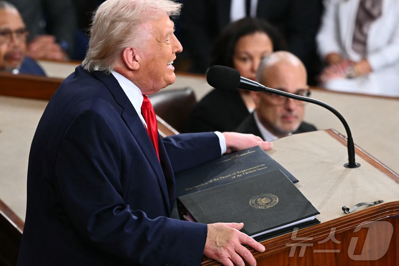 본문 이미지 - 도널드 트럼프 미국 대통령이 24일(현지시간) 워싱턴 DC 미국 국회의사당 하원 회의장에서 2기 첫 국정연설을 하고 있다. 2026.02.24. ⓒ AFP=뉴스1