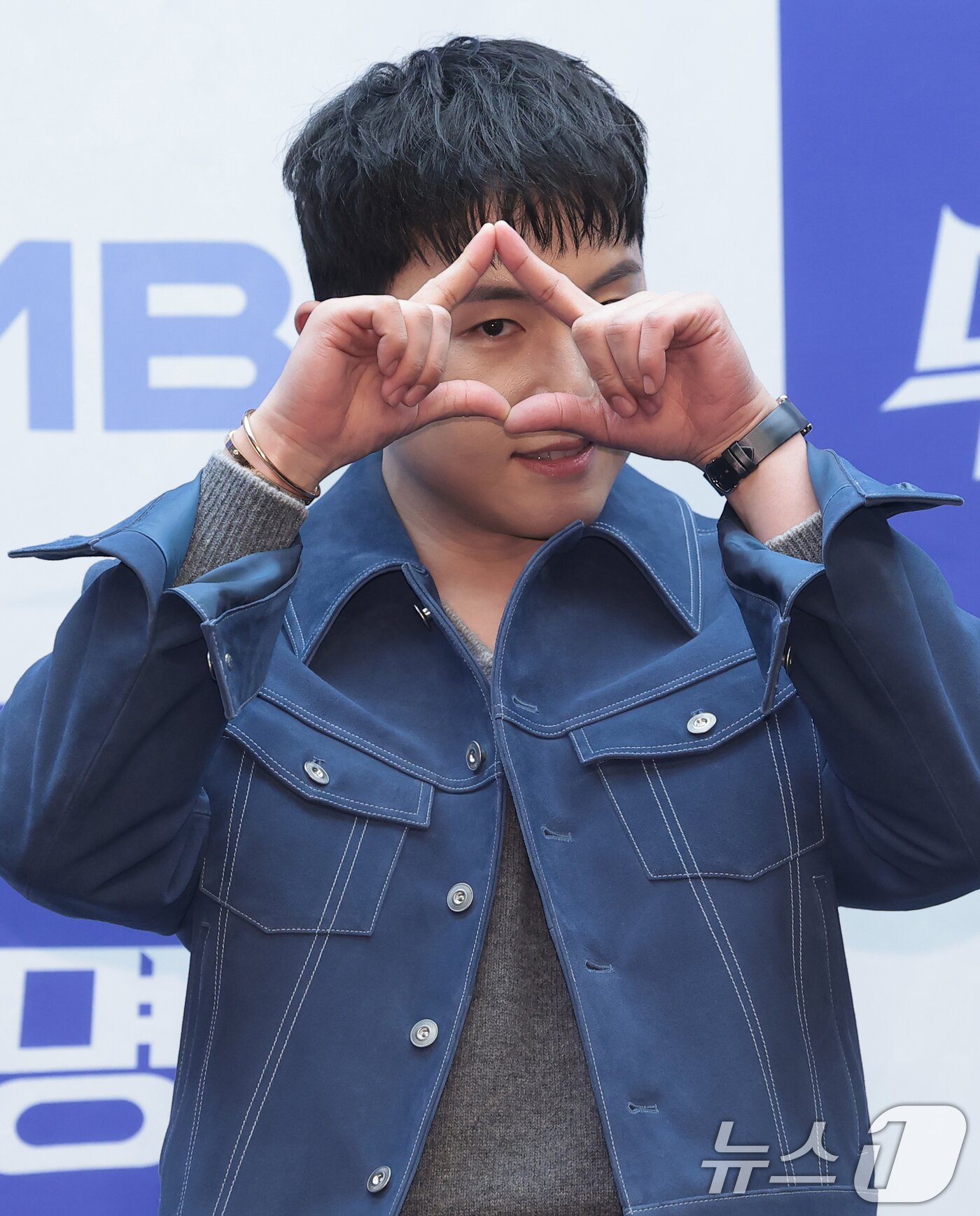 본문 이미지 - 가수 임한별이 25일 서울 마포구 스탠포드호텔에서 열린 MBN 트롯 오디션 '무명전설-트롯 사내들의 서열전쟁'은 제작발표회에서 포즈를 취하고 있다. '무명전설'은 99인의 도전자들이 단 하나의 왕좌를 차지하기 위해 모든 것을 걸고 맞붙는 초대형 트롯 서바이벌이다. 2026.2.25 ⓒ 뉴스1 권현진 기자