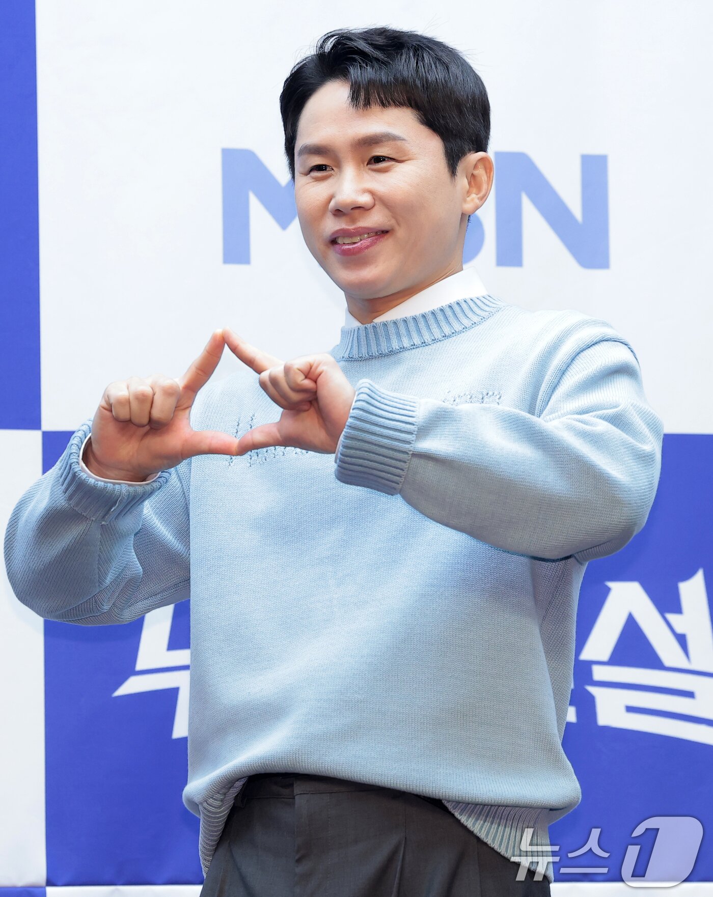 본문 이미지 - 방송인 양세형이 25일 서울 마포구 스탠포드호텔에서 열린 MBN 트롯 오디션 '무명전설-트롯 사내들의 서열전쟁'은 제작발표회에서 포즈를 취하고 있다. '무명전설'은 99인의 도전자들이 단 하나의 왕좌를 차지하기 위해 모든 것을 걸고 맞붙는 초대형 트롯 서바이벌이다. 2026.2.25 ⓒ 뉴스1 권현진 기자