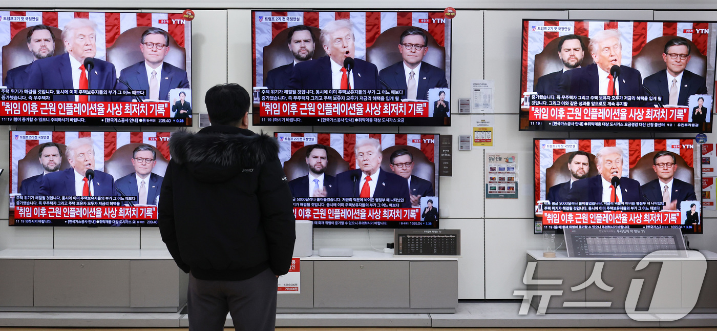 (서울=뉴스1) 최지환 기자 = 25일 서울 용산전자랜드 상가 TV 화면에 트럼프 미국 대통령의 국정연설 생중계가 나오고 있다. 2026.2.25/뉴스1