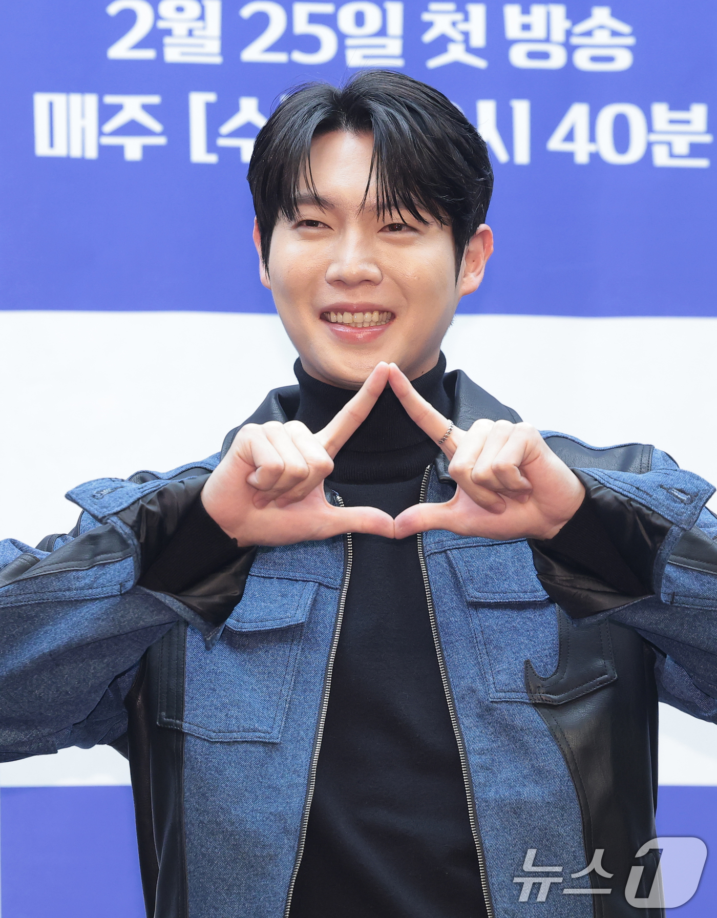 (서울=뉴스1) 권현진 기자 = 가수 손태진이 25일 서울 마포구 스탠포드호텔에서 열린 MBN 트롯 오디션 '무명전설-트롯 사내들의 서열전쟁'은 제작발표회에서 포즈를 취하고 있다. …