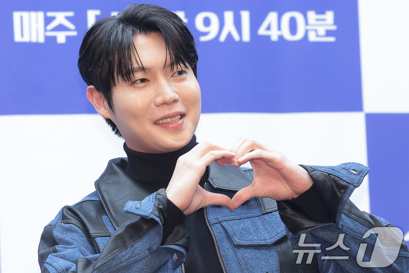 (서울=뉴스1) 권현진 기자 = 가수 손태진이 25일 서울 마포구 스탠포드호텔에서 열린 MBN 트롯 오디션 '무명전설-트롯 사내들의 서열전쟁'은 제작발표회에서 포즈를 취하고 있다. …