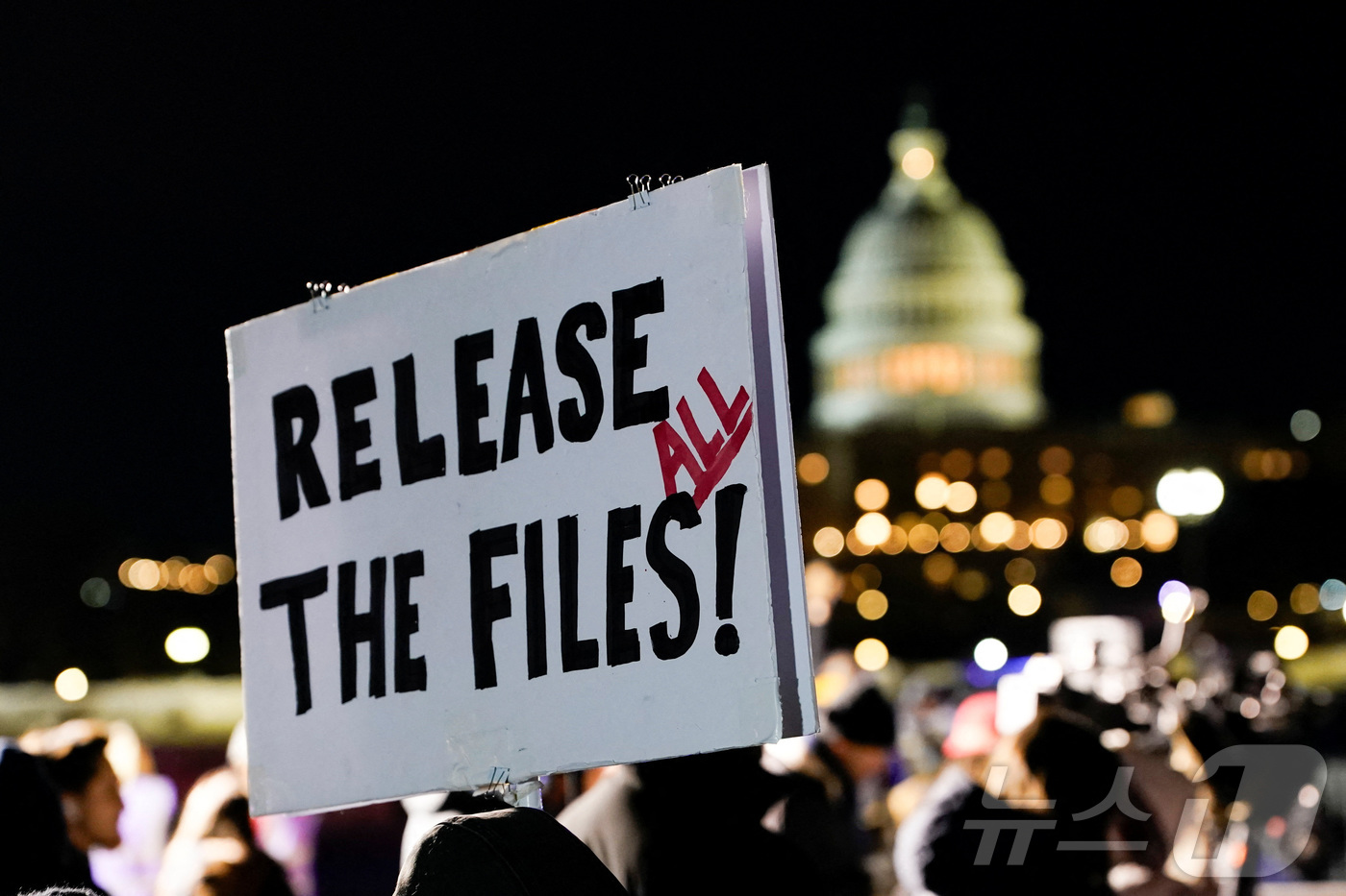 (워싱턴 로이터=뉴스1) 김경민 기자 = 도널드 트럼프 미국 대통령이 2기 임기 첫 국정연설을 진행한 24일(현지시간) 워싱턴DC에서 반대 차원의 '국민 국정연설'에서 한 사람이 …