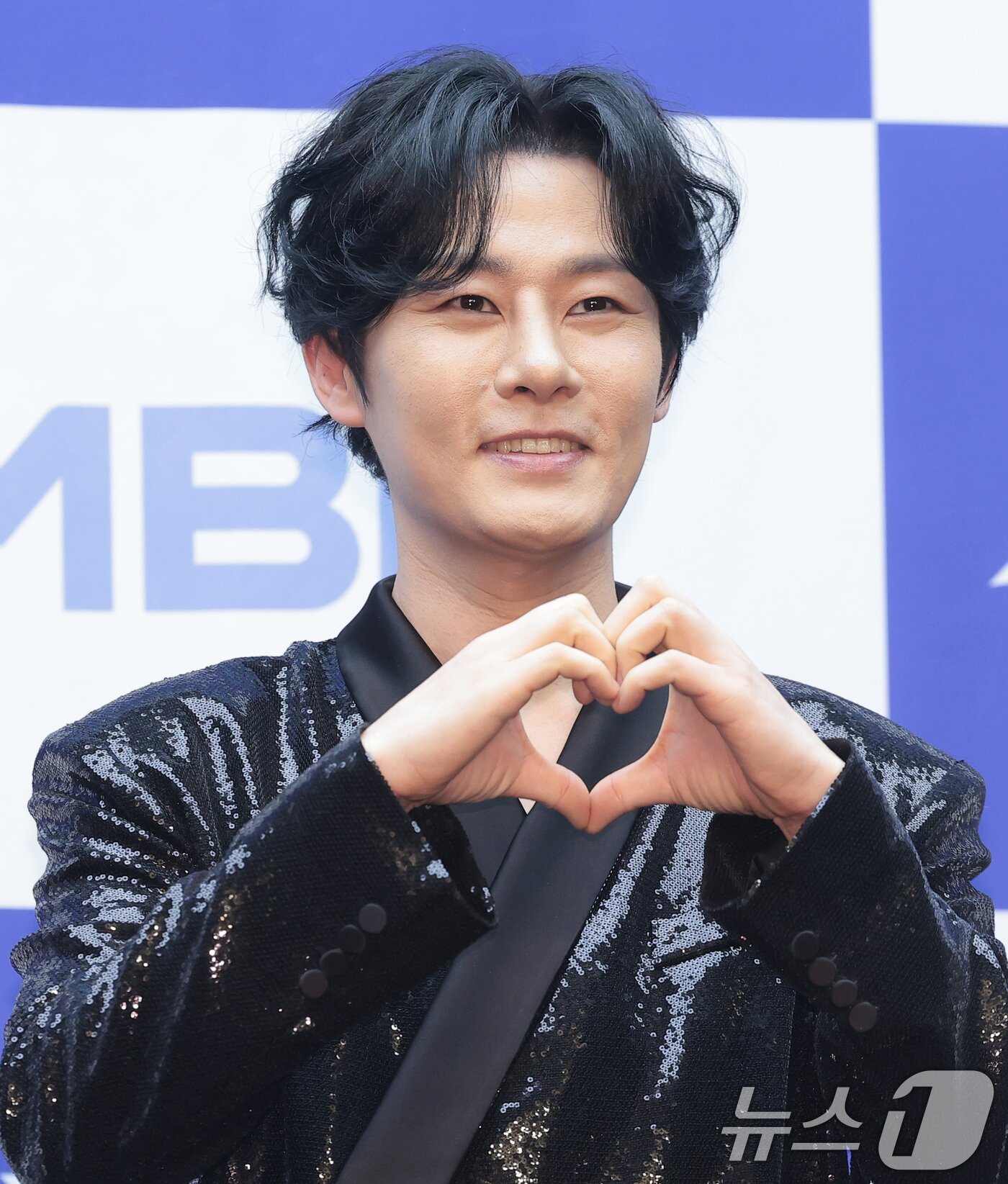 본문 이미지 - 가수 강문경이 25일 서울 마포구 스탠포드호텔에서 열린 MBN 트롯 오디션 '무명전설-트롯 사내들의 서열전쟁'은 제작발표회에서 포즈를 취하고 있다. '무명전설'은 99인의 도전자들이 단 하나의 왕좌를 차지하기 위해 모든 것을 걸고 맞붙는 초대형 트롯 서바이벌이다. 2026.2.25 ⓒ 뉴스1 권현진 기자