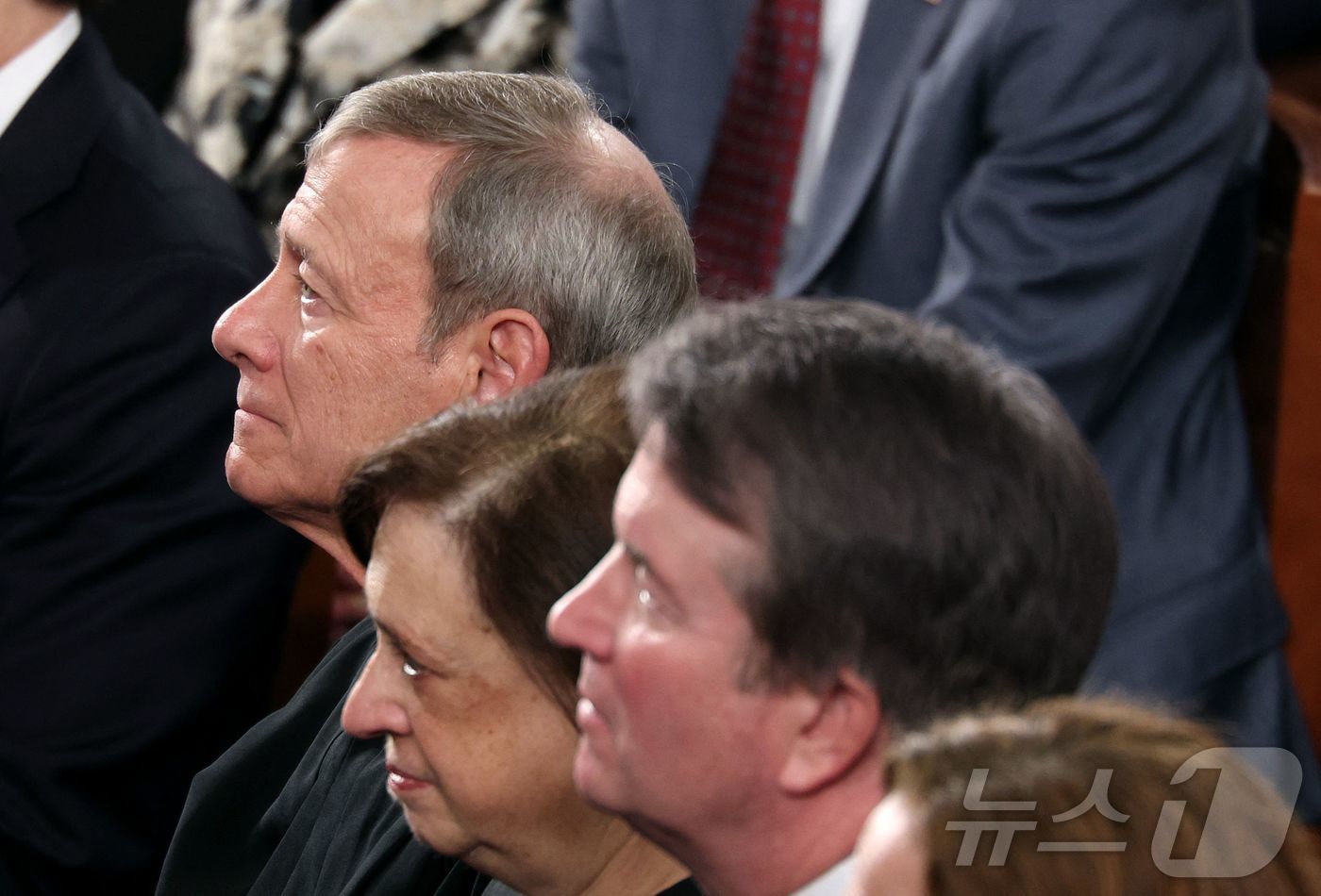 (워싱턴DC AFP=뉴스1) 이정환 기자 = 존 로버츠 대법원장(왼쪽), 엘레나 케이건 대법관, 브렌트 캐버노 대법관이 워싱턴 DC 미국 국회의사당에서 열린 도널드 트럼프 미국 대 …