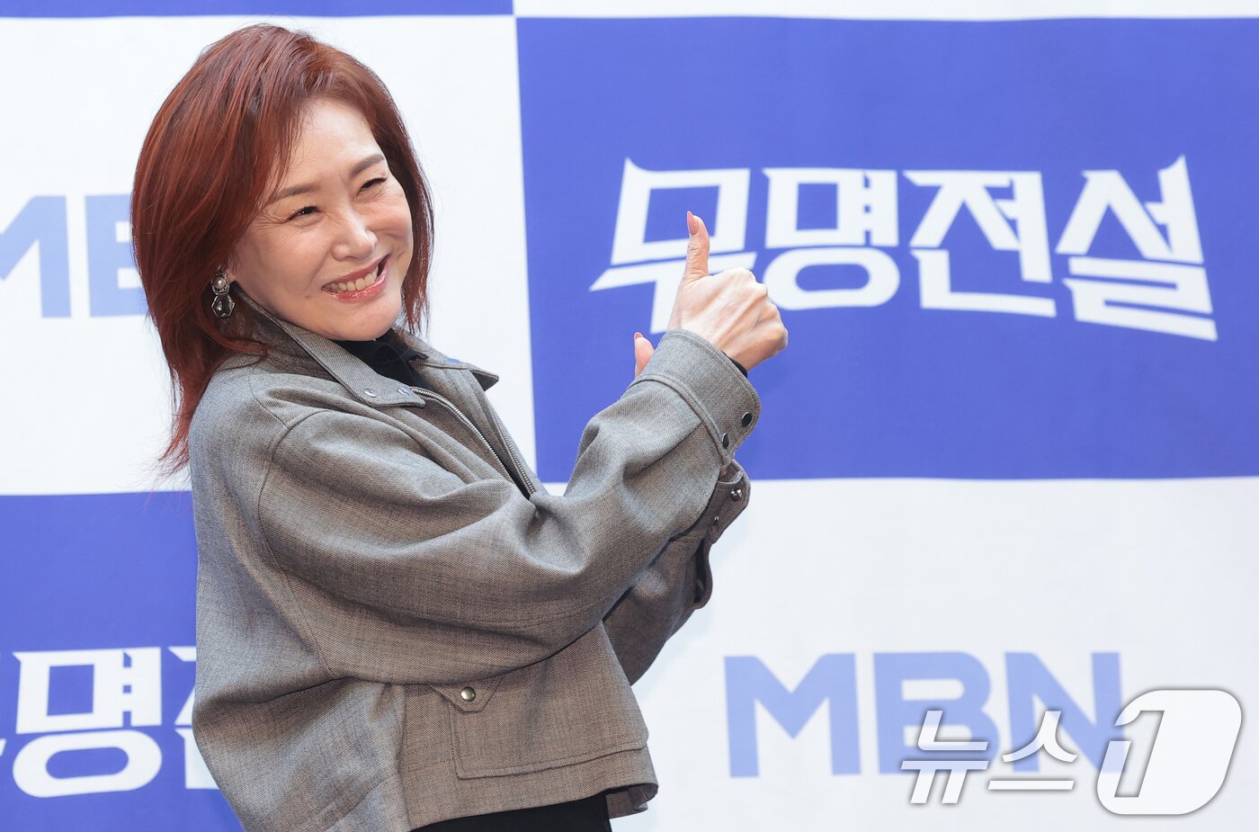 본문 이미지 - 가수 주현미가 25일 서울 마포구 스탠포드호텔에서 열린 MBN 트롯 오디션 '무명전설-트롯 사내들의 서열전쟁'은 제작발표회에서 포즈를 취하고 있다. '무명전설'은 99인의 도전자들이 단 하나의 왕좌를 차지하기 위해 모든 것을 걸고 맞붙는 초대형 트롯 서바이벌이다. 2026.2.25 ⓒ 뉴스1 권현진 기자