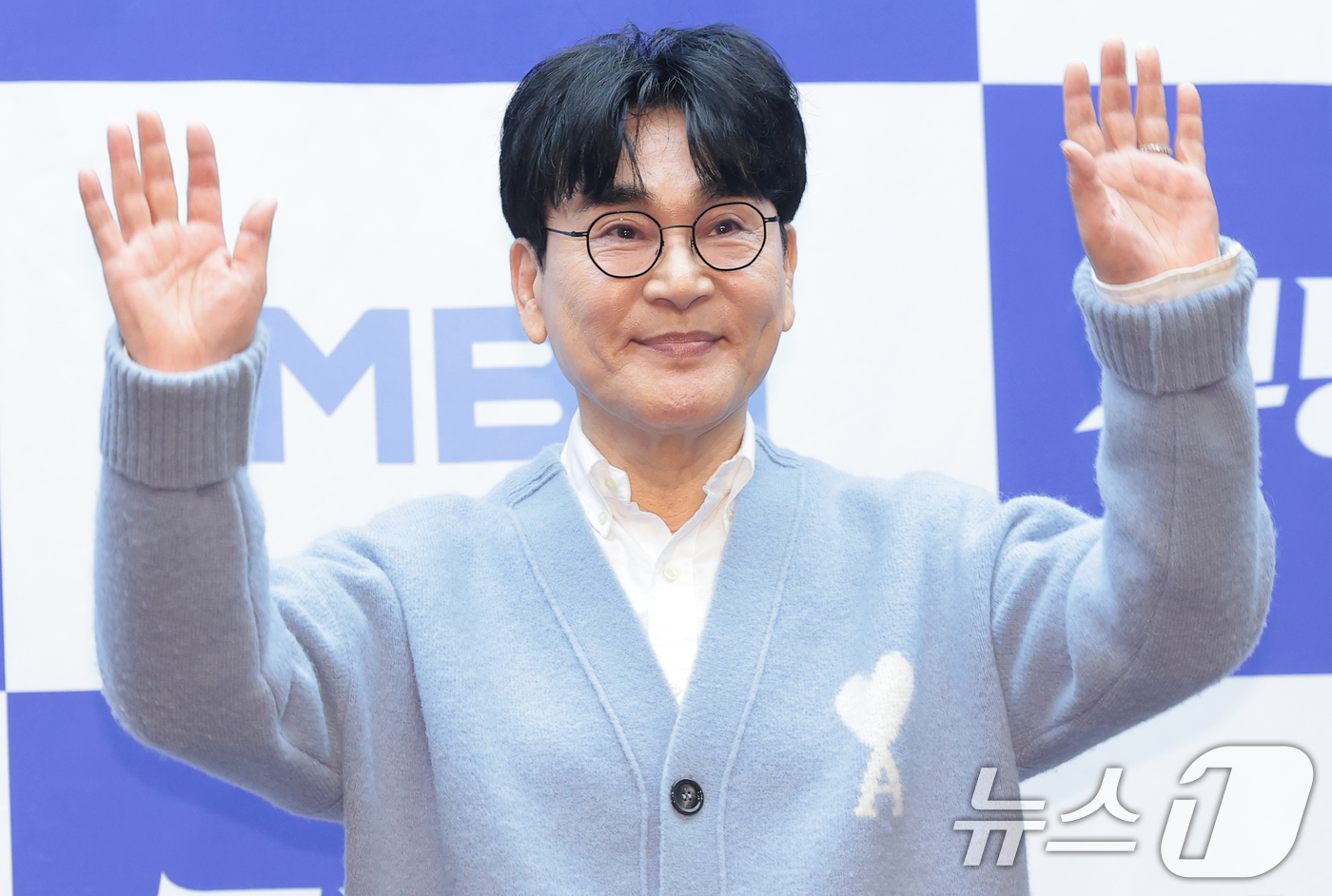 (서울=뉴스1) 권현진 기자 = 가수 조항조가 25일 서울 마포구 스탠포드호텔에서 열린 MBN 트롯 오디션 '무명전설-트롯 사내들의 서열전쟁'은 제작발표회에서 포즈를 취하고 있다. …