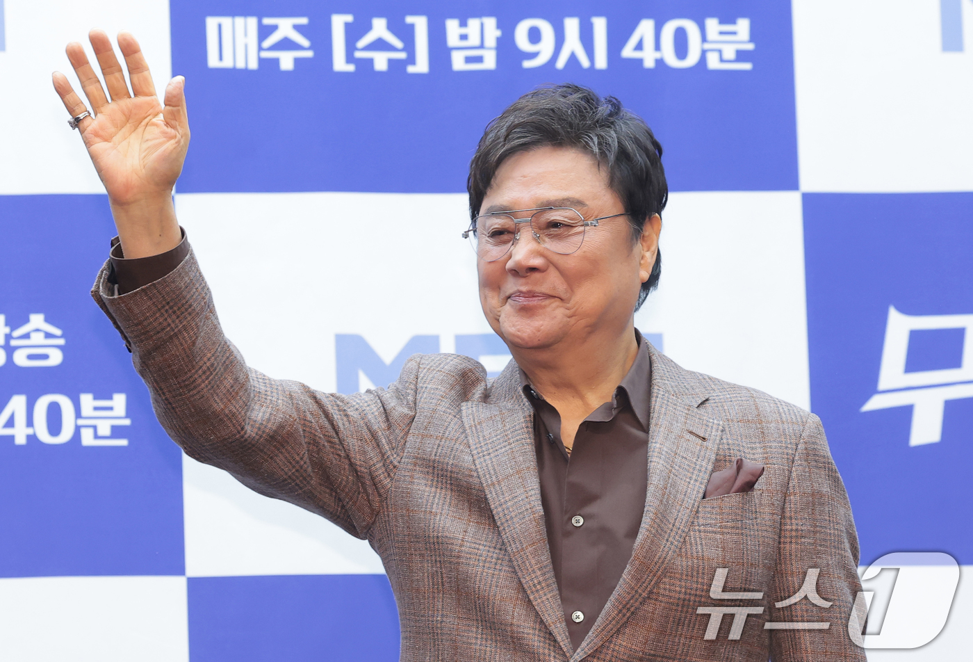 (서울=뉴스1) 권현진 기자 = 가수 남진이 25일 서울 마포구 스탠포드호텔에서 열린 MBN 트롯 오디션 '무명전설-트롯 사내들의 서열전쟁'은 제작발표회에서 포즈를 취하고 있다.' …