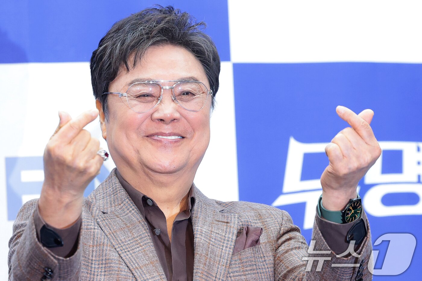 본문 이미지 - 가수 남진이 25일 서울 마포구 스탠포드호텔에서 열린 MBN 트롯 오디션 '무명전설-트롯 사내들의 서열전쟁'은 제작발표회에서 포즈를 취하고 있다. '무명전설'은 99인의 도전자들이 단 하나의 왕좌를 차지하기 위해 모든 것을 걸고 맞붙는 초대형 트롯 서바이벌이다. 2026.2.25 ⓒ 뉴스1 권현진 기자