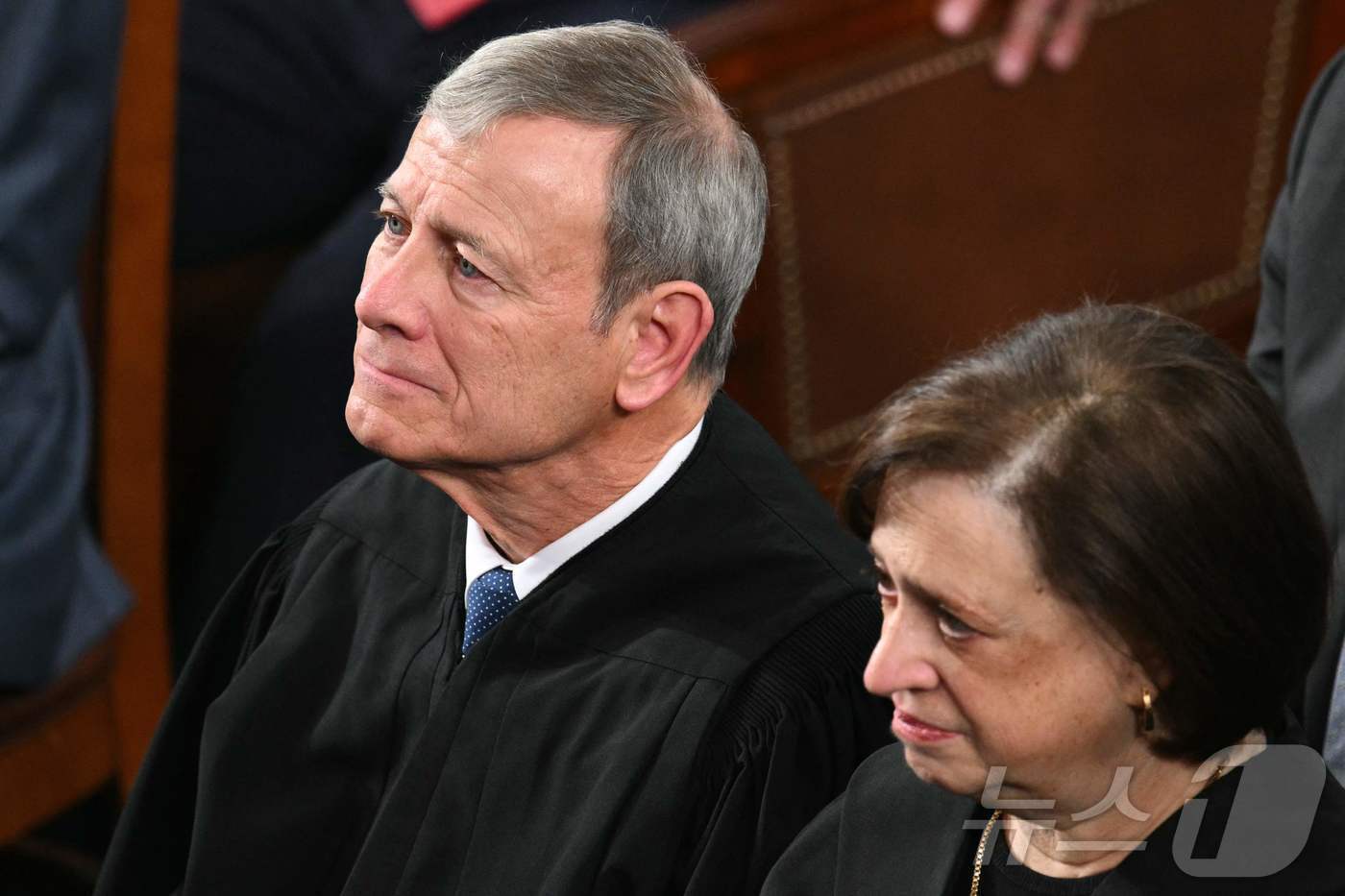 본문 이미지 - 존 로버츠 대법원장(왼쪽)과 엘레나 케이건 대법관이 24일(현지시간) 워싱턴 DC 미국 국회의사당 하원 회의장에서 도널드 트럼프 미국 대통령의 2기 첫 국정연설을 듣고 있다. 2026.02.24. ⓒ AFP=뉴스1