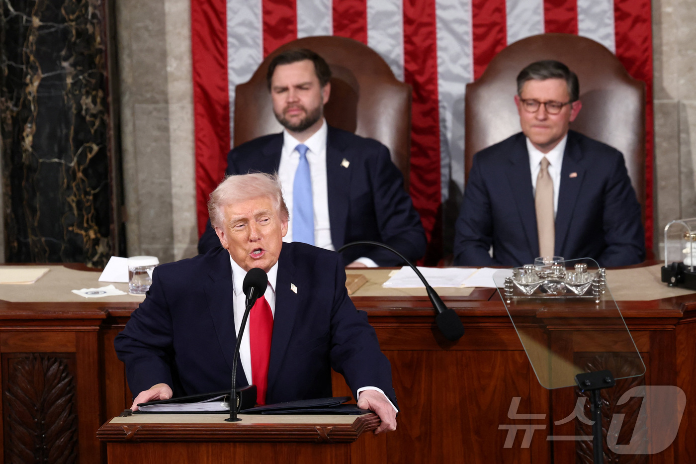 (워싱턴DC 로이터=뉴스1) 이정환 기자 = 도널드 트럼프 미국 대통령이 24일(현지시간) 워싱턴 DC 미국 국회의사당 하원 회의장에서 2기 첫 국정연설을 하고 있다. 2026.0 …