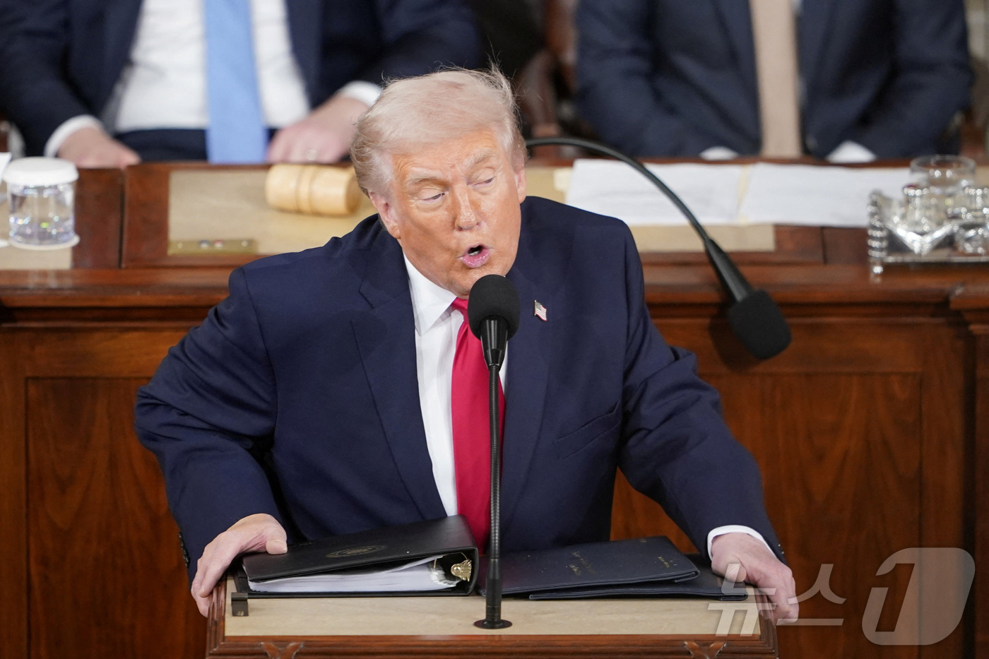 (워싱턴DC 로이터=뉴스1) 이정환 기자 = 도널드 트럼프 미국 대통령이 24일(현지시간) 워싱턴 DC 미국 국회의사당 하원 회의장에서 2기 첫 국정연설을 하고 있다. 2026.0 …