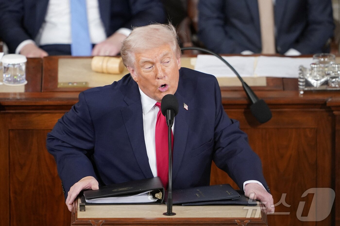 본문 이미지 - 도널드 트럼프 미국 대통령이 24일(현지시간) 워싱턴 DC 미국 국회의사당 하원 회의장에서 2기 첫 국정연설을 하고 있다. 2026.02.24. ⓒ 로이터=뉴스1