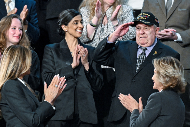 [포토] 2차대전 참전용사에 박수 치는 밴스 부통령 아내