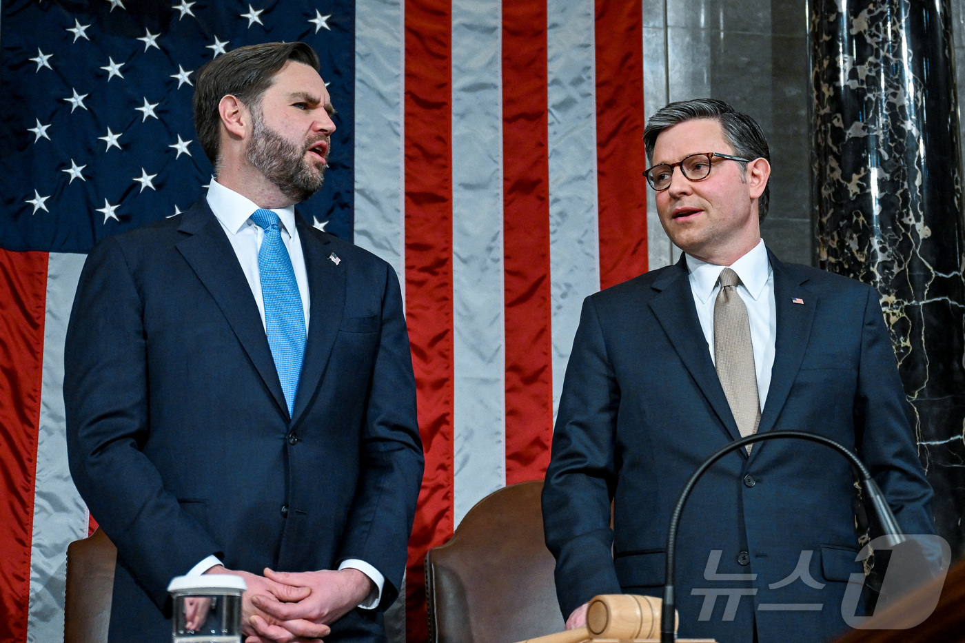 (워싱턴DC 로이터=뉴스1) 이정환 기자 = 24일(현지시간) 도널드 트럼프 미국 대통령이 워싱턴 DC 미국 국회의사당 하원 회의장에서 2기 첫 국정연설을 하기 전 JD 밴스 미국 …