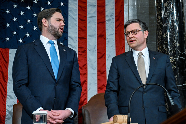 [포토] 대화하는 밴스 부통령과 존슨 하원의장