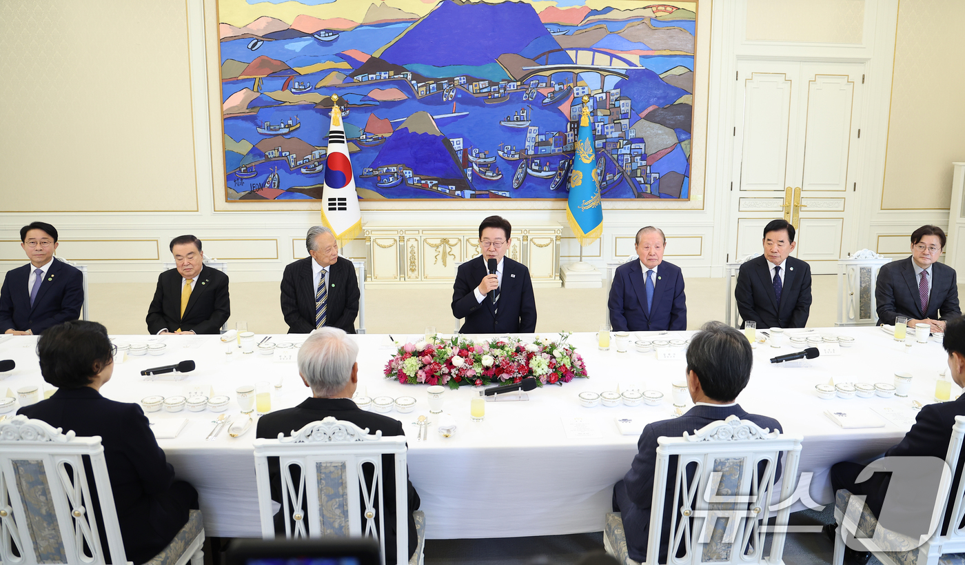 (서울=뉴스1) 허경 기자 = 이재명 대통령이 25일 청와대에서 열린 더불어민주당 상임고문단 오찬 간담회에서 발언하고 있다. (청와대통신사진기자단) 2026.2.25/뉴스1