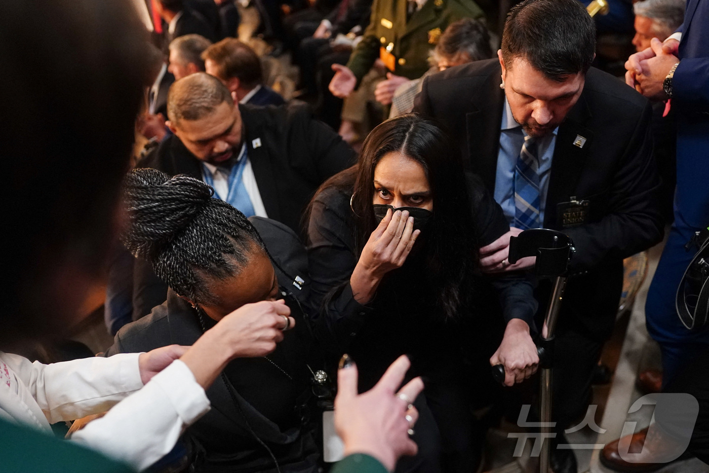 (로이터=뉴스1) 이정환 기자 = 미국 미네소타주 미니애폴리스에서 국토안보부(DHS) 요원들에 의해 차량에서 강제로 끌려나온 미국 시민 알리야 라만이 24일(현지시간) 도널드 트럼 …