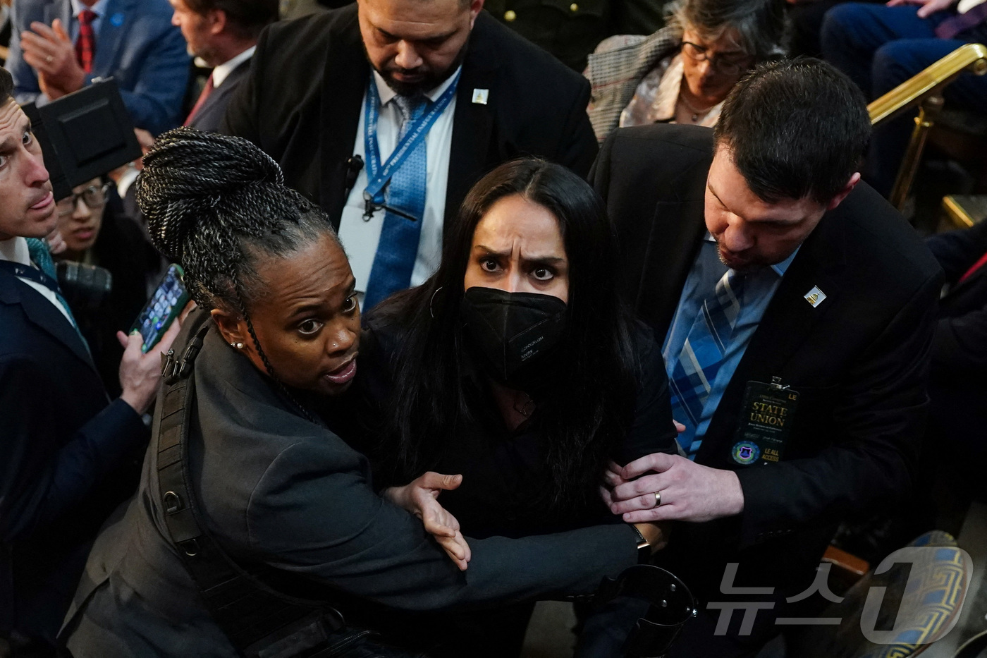 (워싱턴DC 로이터=뉴스1) 이정환 기자 = 미국 미네소타주 미니애폴리스에서 국토안보부(DHS) 요원들에 의해 차량에서 강제로 끌려나온 미국 시민 알리야 라만이 24일(현지시간) …