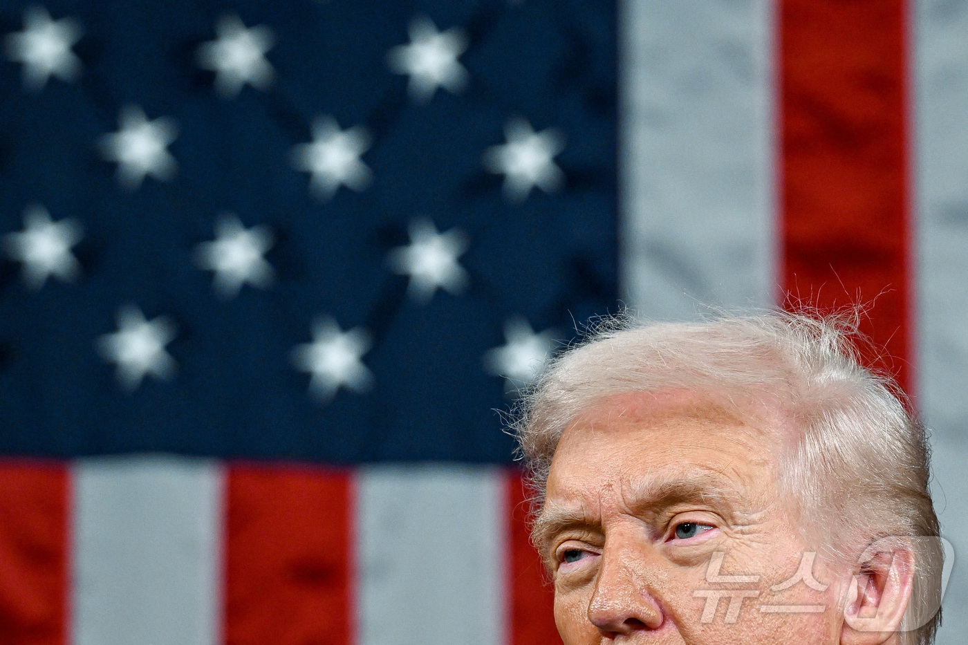 (워싱턴DC 로이터=뉴스1) 이정환 기자 = 도널드 트럼프 미국 대통령이 24일(현지시간) 워싱턴 DC 미국 국회의사당 하원 회의장에서 2기 첫 국정연설을 하고 있다. 2026.0 …