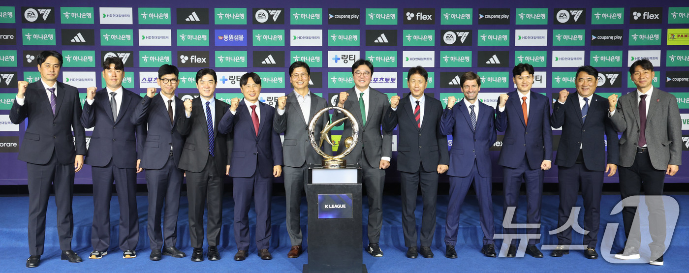 (서울=뉴스1) 이광호 기자 = 25일 오전 서울 서대문구 스위스그랜드호텔에서 열린 하나은행 K리그1 2026 개막 미디어데이에서 12개 구단 감독들이 기념촬영을 하고 있다. 20 …