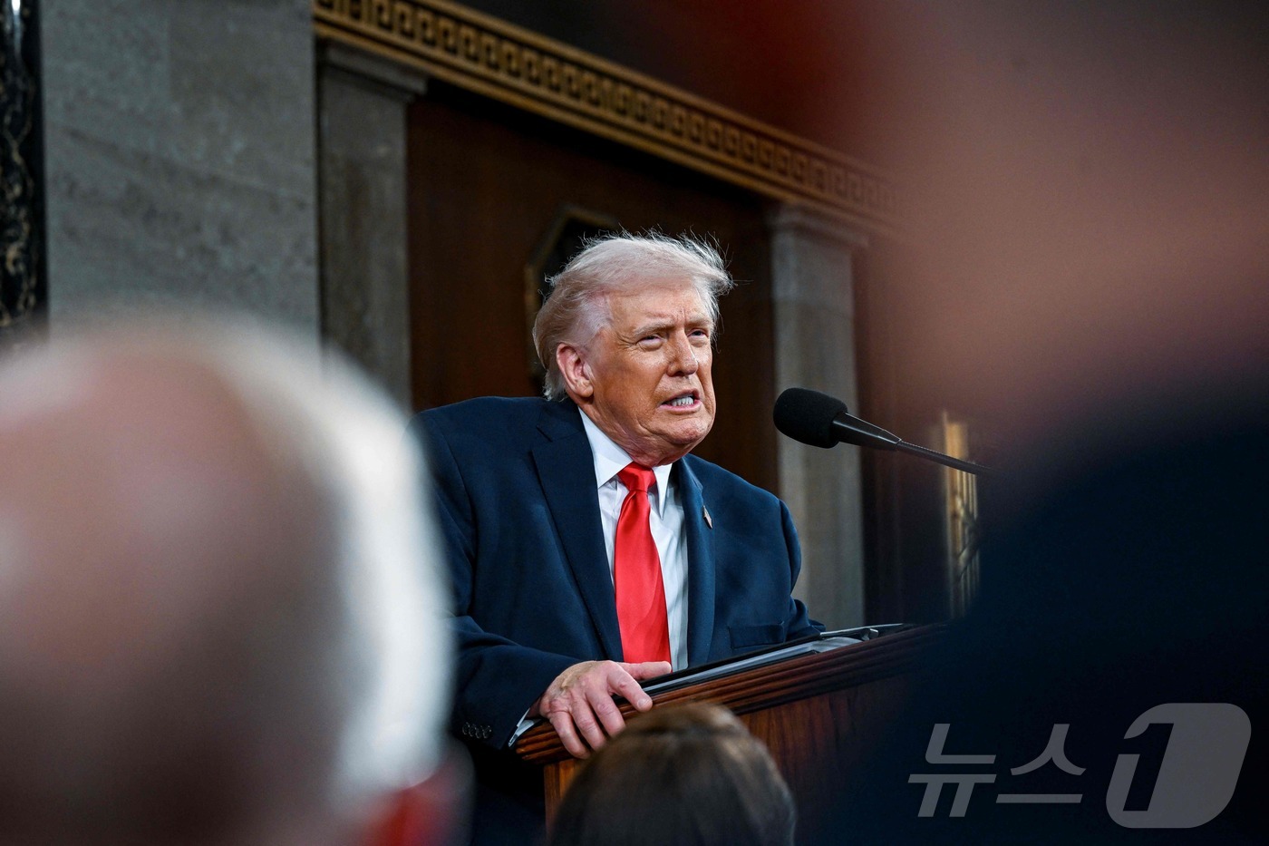 (워싱턴DC AFP=뉴스1) 이정환 기자 = 도널드 트럼프 미국 대통령이 24일(현지시간) 워싱턴 DC 미국 국회의사당 하원 회의장에서 2기 첫 국정연설을 하고 있다. 2026.0 …
