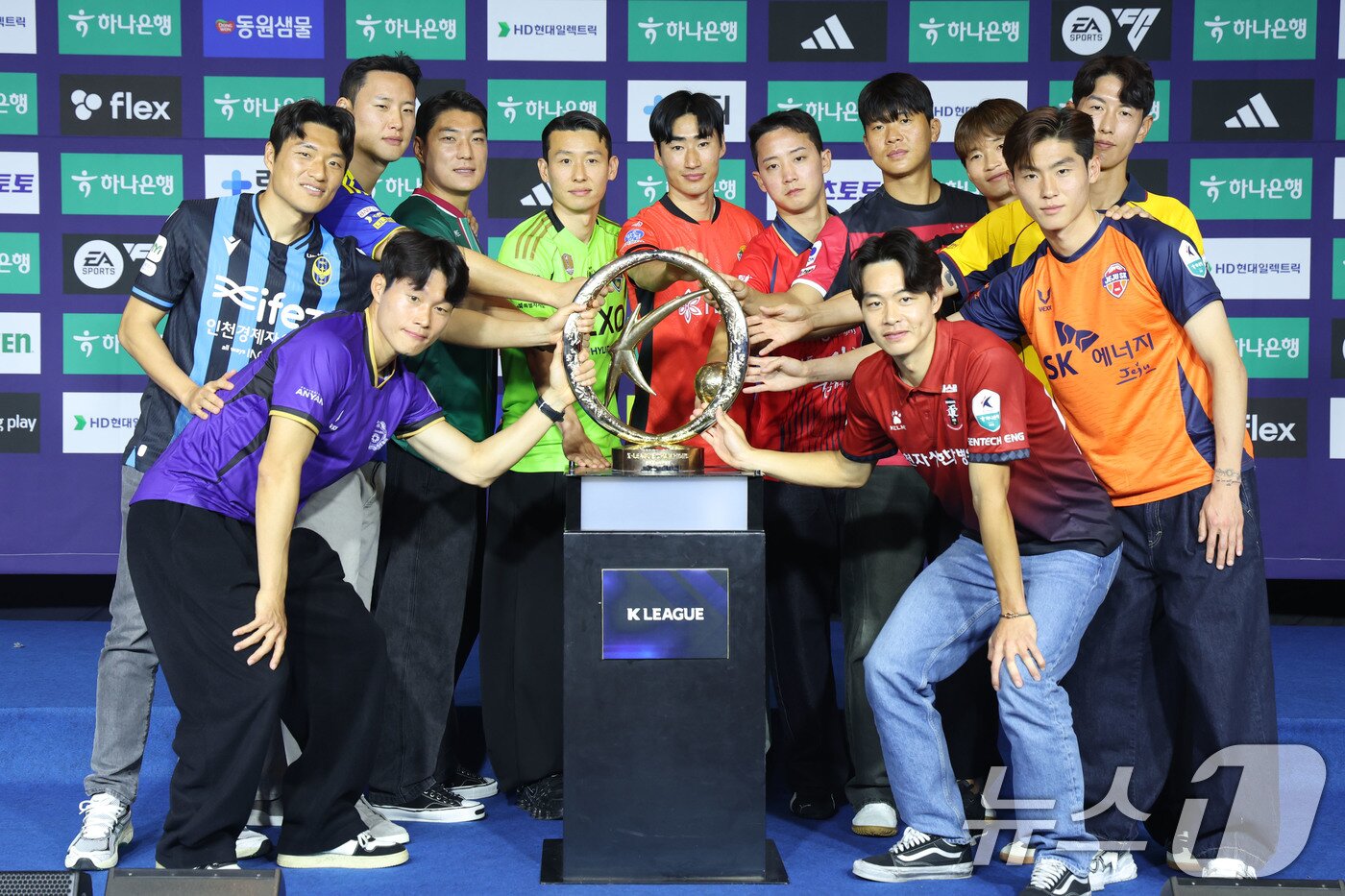 본문 이미지 - 25일 오전 서울 서대문구 스위스그랜드호텔에서 열린 하나은행 K리그1 2026 개막 미디어데이에서 12개 구단 대표 선수들이 기념촬영을 하고 있다. 2026.2.25 ⓒ 뉴스1 이광호 기자
