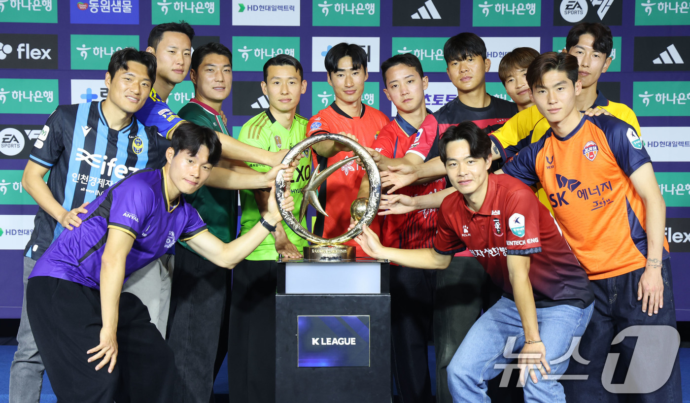 (서울=뉴스1) 이광호 기자 = 25일 오전 서울 서대문구 스위스그랜드호텔에서 열린 하나은행 K리그1 2026 개막 미디어데이에서 12개 구단 대표 선수들이 기념촬영을 하고 있다. …