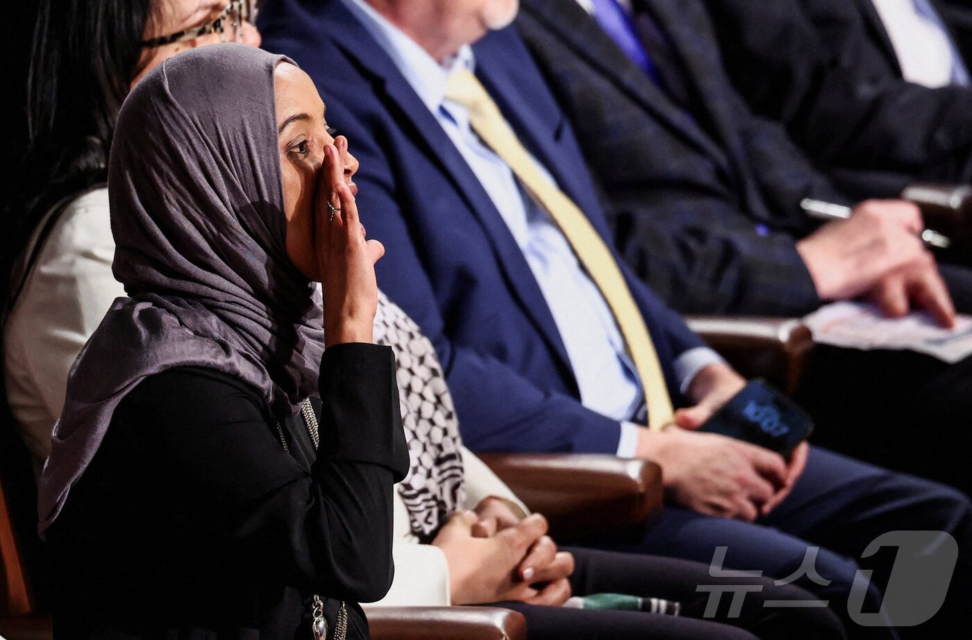 본문 이미지 - 24일(현지시간) 워싱턴 DC 미국 국회의사당 하원 회의장에서 도널드 트럼프 미국 대통령의 2기 첫 국정연설에 참석한 일한 오마르(민주·미네소타) 하원의원이 소리치고 있다. 2026.02.24. ⓒ 로이터=뉴스1