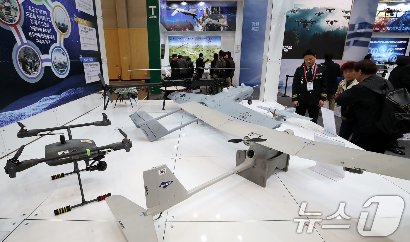 (부산=뉴스1) 윤일지 기자 = 25일 부산 해운대구 벡스코 제1전시장에서 열린 'DSK 2026(드론쇼코리아)'에서 관람객들이 육군 부스에 전시된 다양한 드론을 살펴보고 있다.역 …