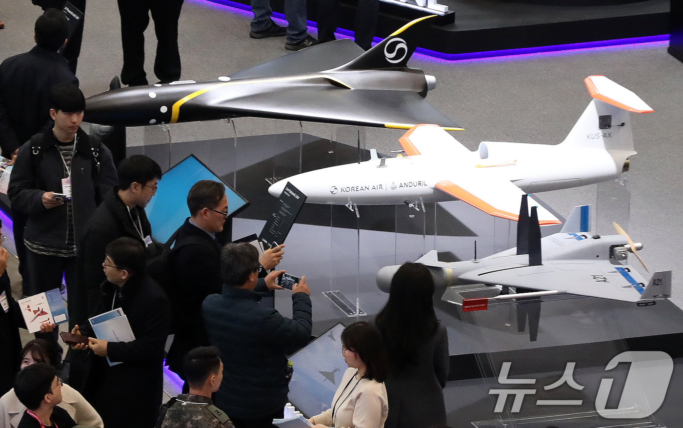 (부산=뉴스1) 윤일지 기자 = 25일 부산 해운대구 벡스코 제1전시장에서 열린 'DSK 2026(드론쇼코리아)'에서 관람객들이 대한항공 부스에 전시된 AI 소형 다목적무인기, 피 …