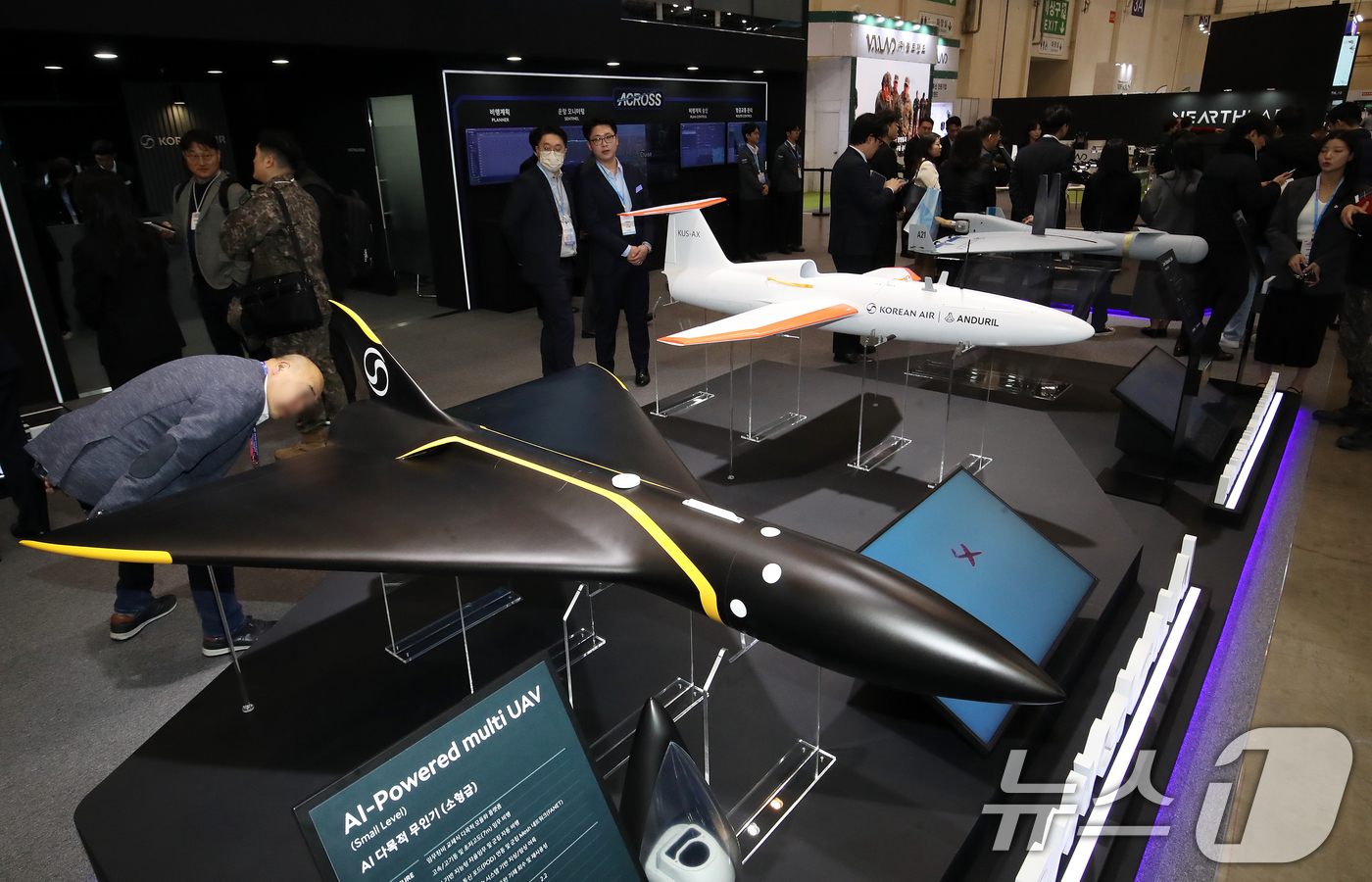 (부산=뉴스1) 윤일지 기자 = 25일 부산 해운대구 벡스코 제1전시장에서 열린 'DSK 2026(드론쇼코리아)'에서 관람객들이 대한항공 부스에 전시된 AI 소형 다목적무인기, 피 …