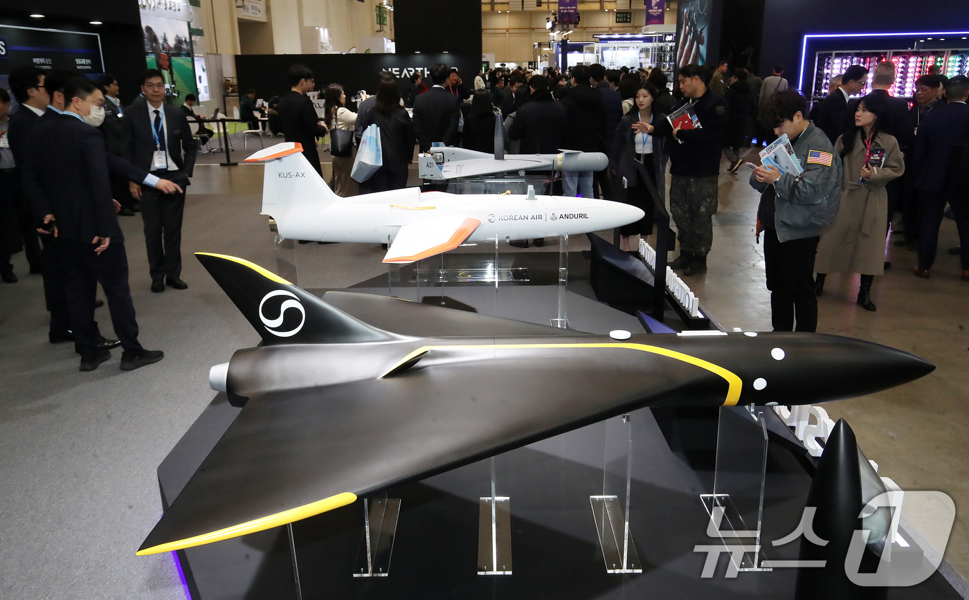 (부산=뉴스1) 윤일지 기자 = 25일 부산 해운대구 벡스코 제1전시장에서 열린 'DSK 2026(드론쇼코리아)'에서 관람객들이 대한항공 부스에 전시된 AI 소형 다목적무인기, 피 …
