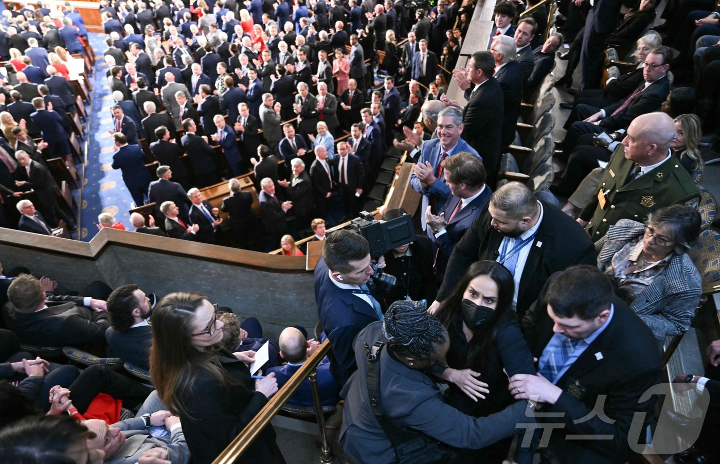 (워싱턴DC AFP=뉴스1) 이정환 기자 = 미국 미네소타주 미니애폴리스에서 국토안보부(DHS) 요원들에 의해 차량에서 강제로 끌려나온 미국 시민 알리야 라만이 24일(현지시간) …
