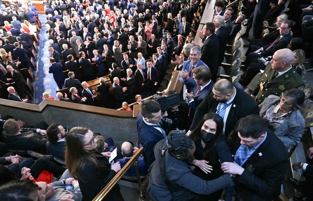 [포토] 국정연설장 끌려나오는 'ICE 단속' 美 피해 시민