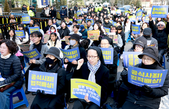 수요시위에서 구호 외치는 참석자들
