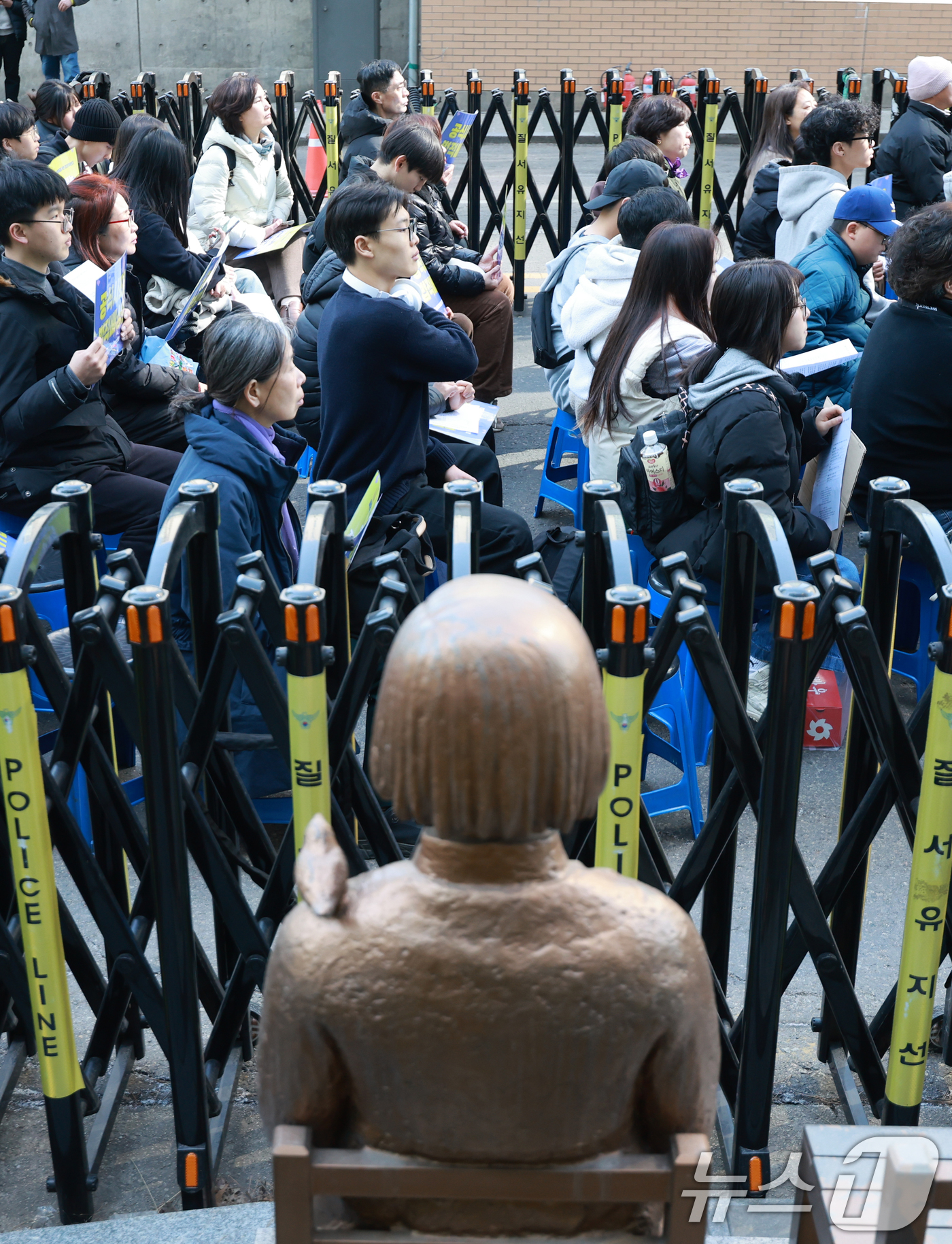 (서울=뉴스1) 이호윤 기자 = 25일 서울 종로구 주한일본대사관 인근 평화의 소녀상 앞에서 '제1741차 일본군성노예제 문제해결을 위한 수요시위'가 열리고 있다. 2026.2.2 …