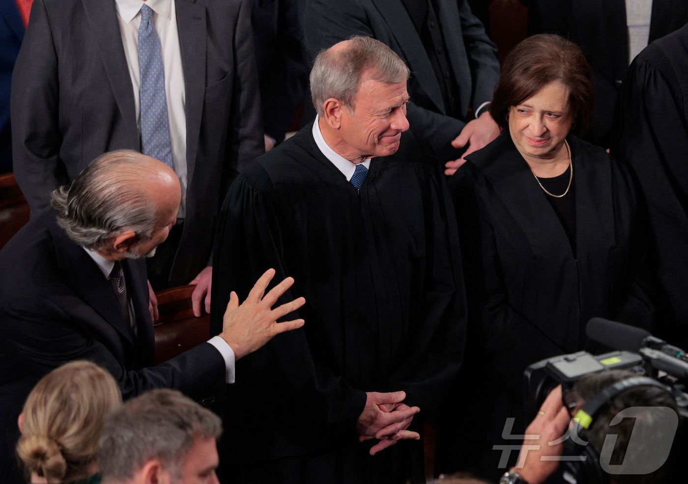 본문 이미지 - 존 로버츠 미 대법원장과 엘레나 케이건 대법관이 24일(현지시간) 워싱턴 DC 미국 국회의사당 하원 회의장에서 열린 도널드 트럼프 미국 대통령의 2기 첫 국정연설에 참석했다. 로버츠 대법원장과 케이건 대법관은 지난 20일 트럼프 행정부의 상호관세가 위법하다는 판단을 내렸다. 2026.02.24. ⓒ AFP=뉴스1