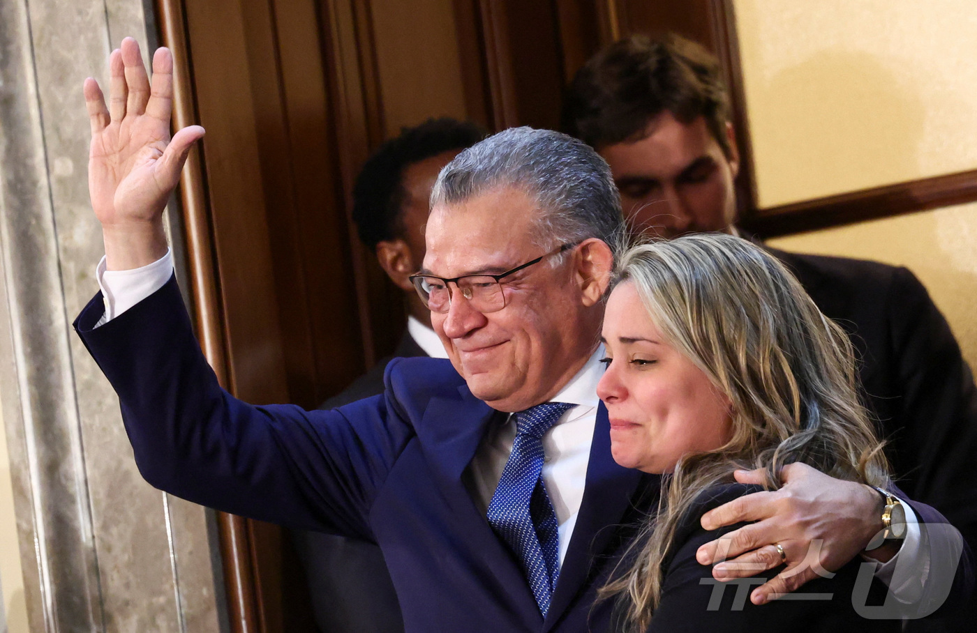 (워싱턴DC 로이터=뉴스1) 이정환 기자 = 도널드 트럼프 미국 대통령이 24일(현지시간) 워싱턴 DC 미국 국회의사당 하원 회의장에서 2기 첫 국정연설 중 엔리케 ​​마르케스 전 …