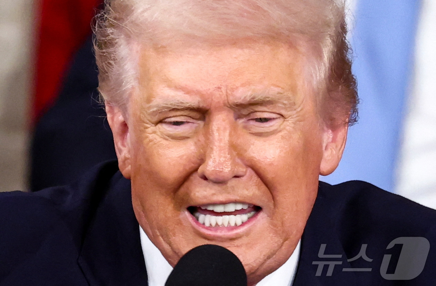 (워싱턴DC 로이터=뉴스1) 이정환 기자 = 도널드 트럼프 미국 대통령이 24일(현지시간) 워싱턴 DC 미국 국회의사당 하원 회의장에서 2기 첫 국정연설을 하고 있다. 2026.0 …