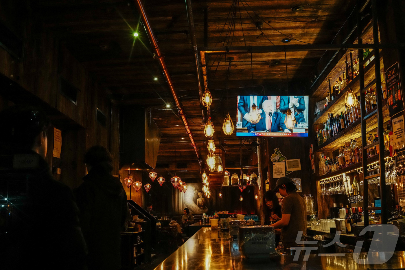 (뉴욕 로이터=뉴스1) 이정환 기자 = 도널드 트럼프 미국 대통령이 24일(현지시간) 워싱턴 DC 미국 국회의사당 하원 회의장에서 2기 첫 국정연설을 하는 모습이 뉴욕 시내의 한 …