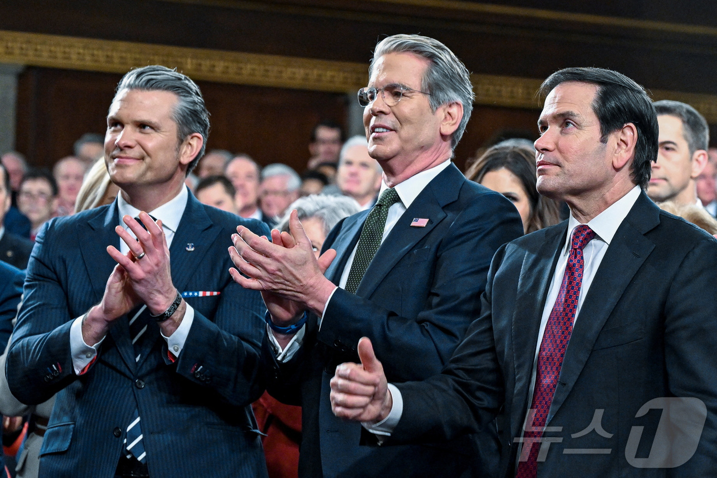 (워싱턴DC 로이터=뉴스1) 이정환 기자 = 피트 헤그세스 국방장관(왼쪽)과 스콧 베선트 재무장관이 24일(현지시간) 워싱턴 DC 미국 국회의사당 하원 회의장에서 열린 도널드 트럼 …