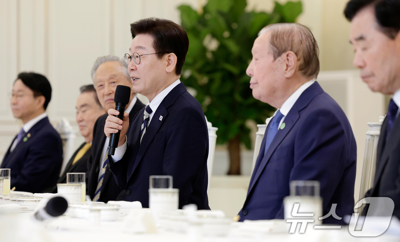 (서울=뉴스1) 허경 기자 = 이재명 대통령이 25일 청와대에서 열린 더불어민주당 상임고문단 오찬 간담회에서 발언하고 있다. (청와대통신사진기자단) 2026.2.25/뉴스1