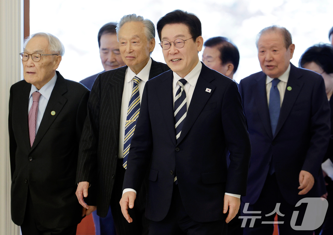 (서울=뉴스1) 허경 기자 = 이재명 대통령이 25일 청와대에서 열린 더불어민주당 상임고문단 오찬 간담회에 입장하고 있다. (청와대통신사진기자단) 2026.2.25/뉴스1